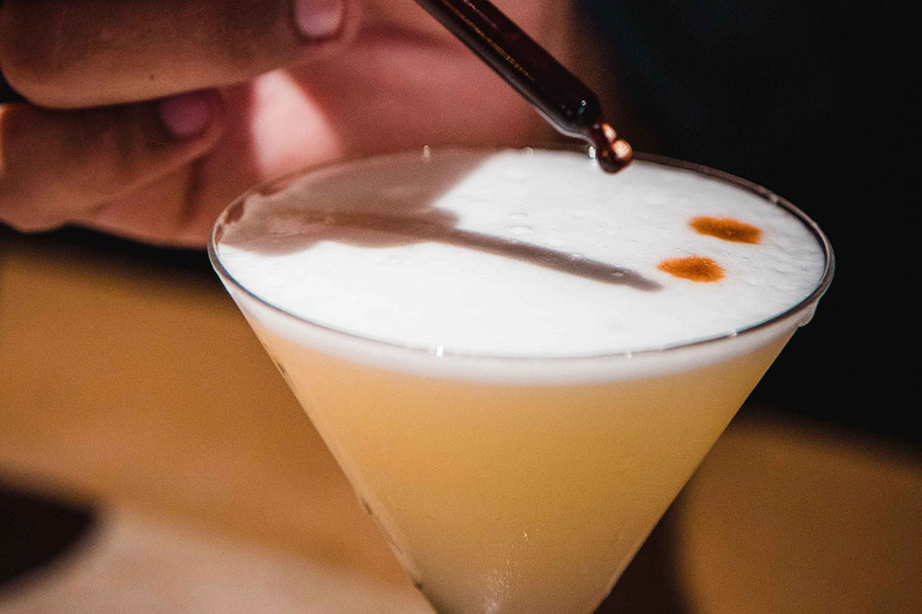 Ca'n Pintxo Sóller: Baskische hapjes van Mallorcaanse grond 7 Een cocktail met schuimlaag waar met een pipet bitter op wordt gedruppeld bij Ca'n Pintxo in Sóller