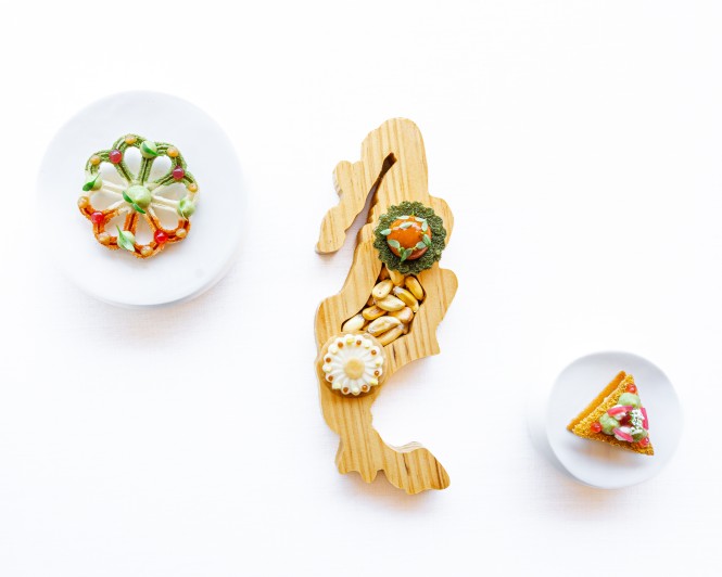 Can Simoneta Gastronòmic (Canyamel): Mexicaans-Mallorcaans menu op de klif 4 Drie hapjes van Can Simoneta, waarvan een reeks op een houten plank die de vorm van Mallorca heeft