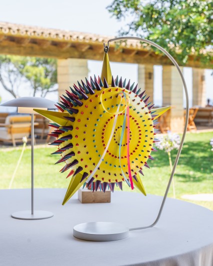 Can Simoneta Gastronòmic (Canyamel): Mexicaans-Mallorcaans menu op de klif 6 Geel serveerstuk met gekleurde punten, als een pinata, aan een standaard op een tafel in de tuin van Can Simoneta