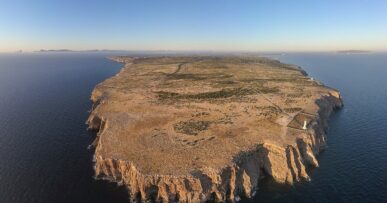 Cap de Barbaria Formentera: de vuurtoren op de zuidpunt van de Balearen 5 Luchtfoto van de hele kaap Cap de Barbaria op Formentera, met de kliffen rondom, de vuurtoren op de rand en Ibiza aan de horizon