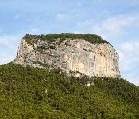 De steile rotsberg Puig d'Alaró in de Serra de Tramuntana op Mallorca, met het kasteel op de top