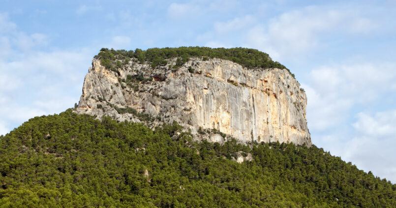 De steile rotsberg Puig d'Alaró in de Serra de Tramuntana op Mallorca, met het kasteel op de top