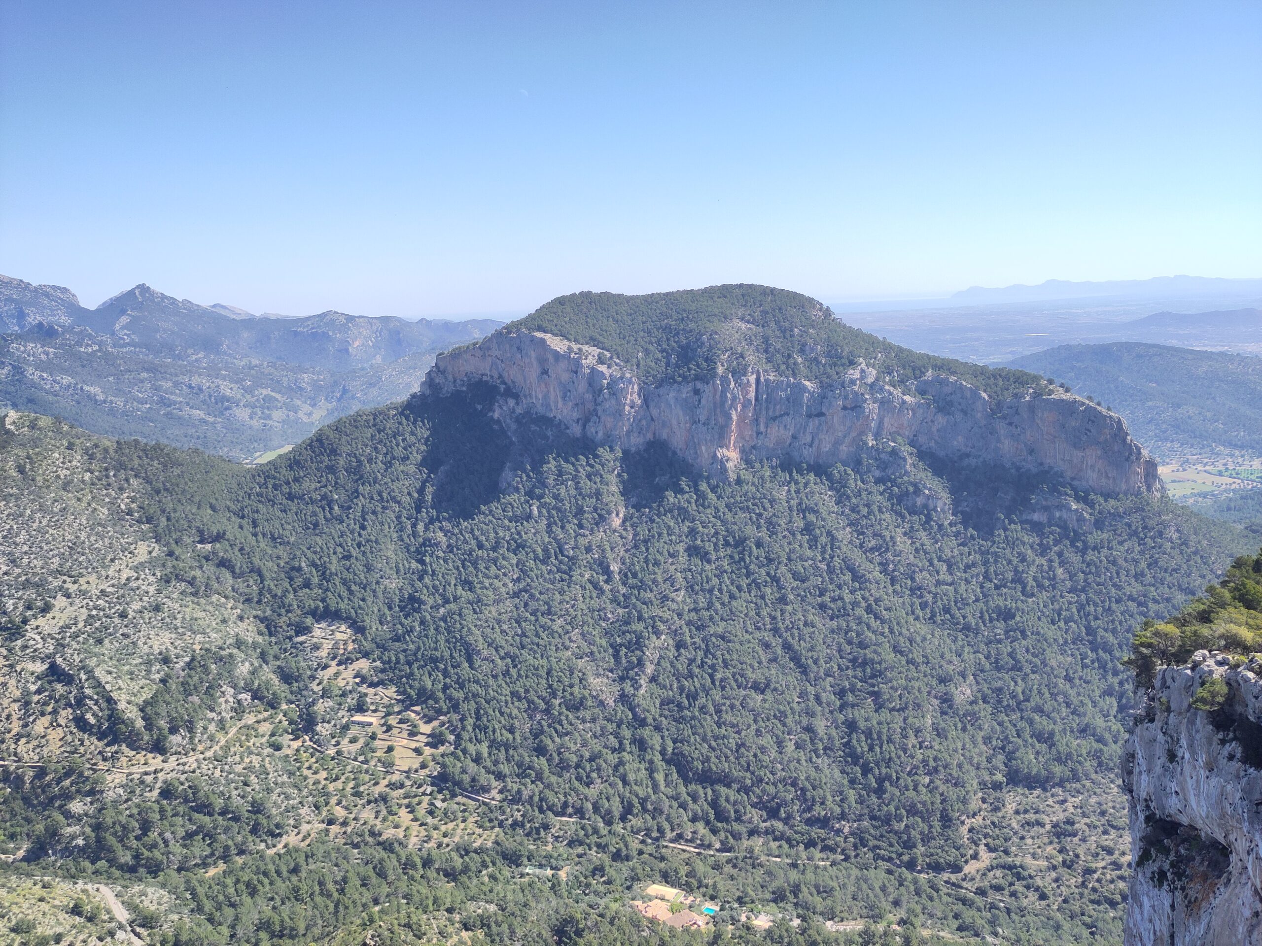 Castell d'Alaró: het rotskasteel waar je kunt blijven slapen 2 Uitzicht vanaf het Castell d'Alaró op de tafelberg Puig d'Alcadena aan de overkant van het dal