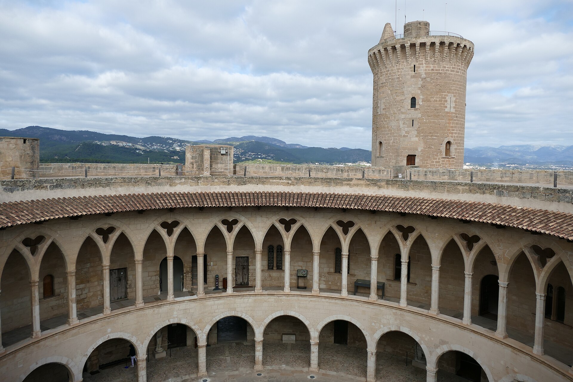 De kantelen en het metselwerk van de donjon van Castell de Bellver van dichtbij