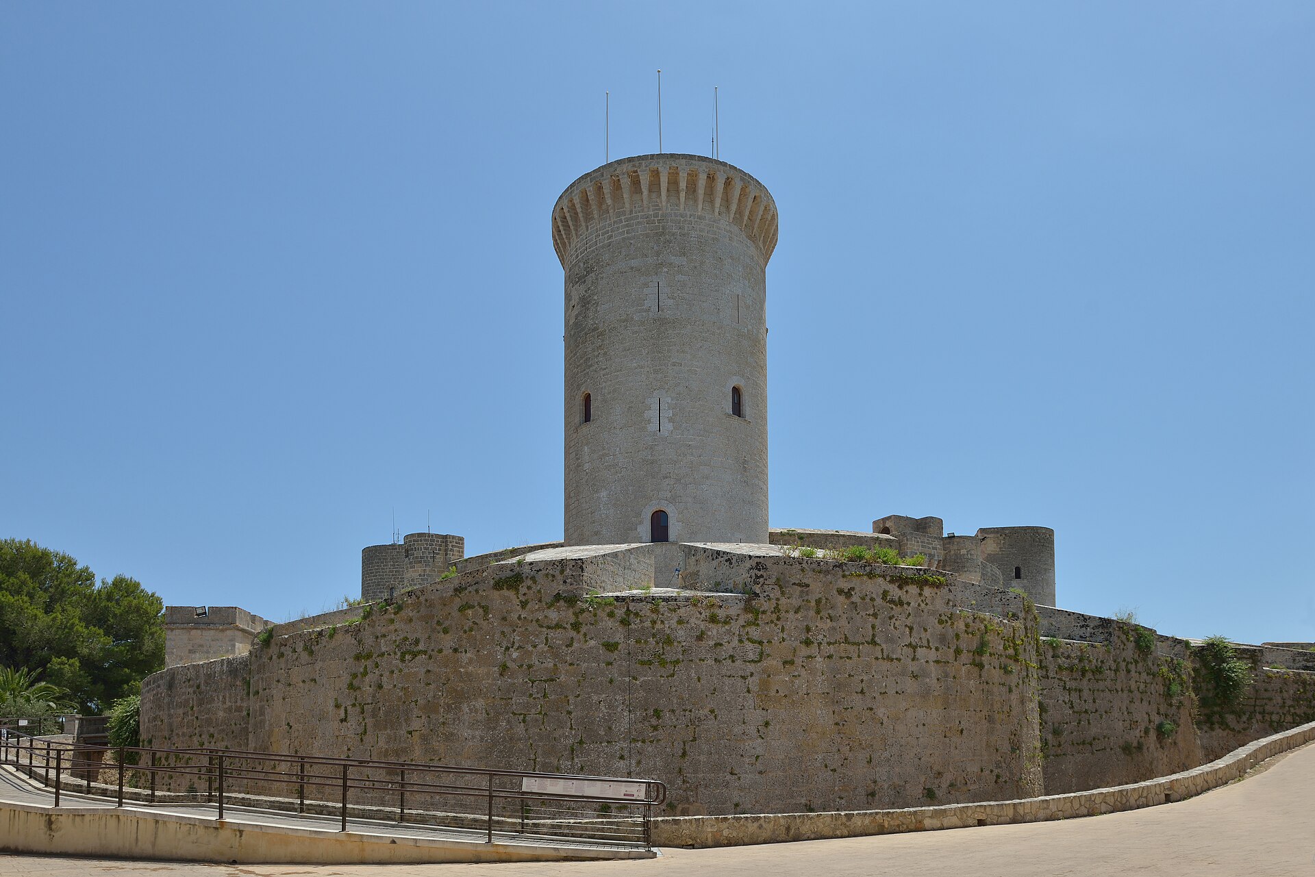 De losstaande donjon of Torre de l'Homenatge van Castell de Bellver, gezien vanaf het noorden