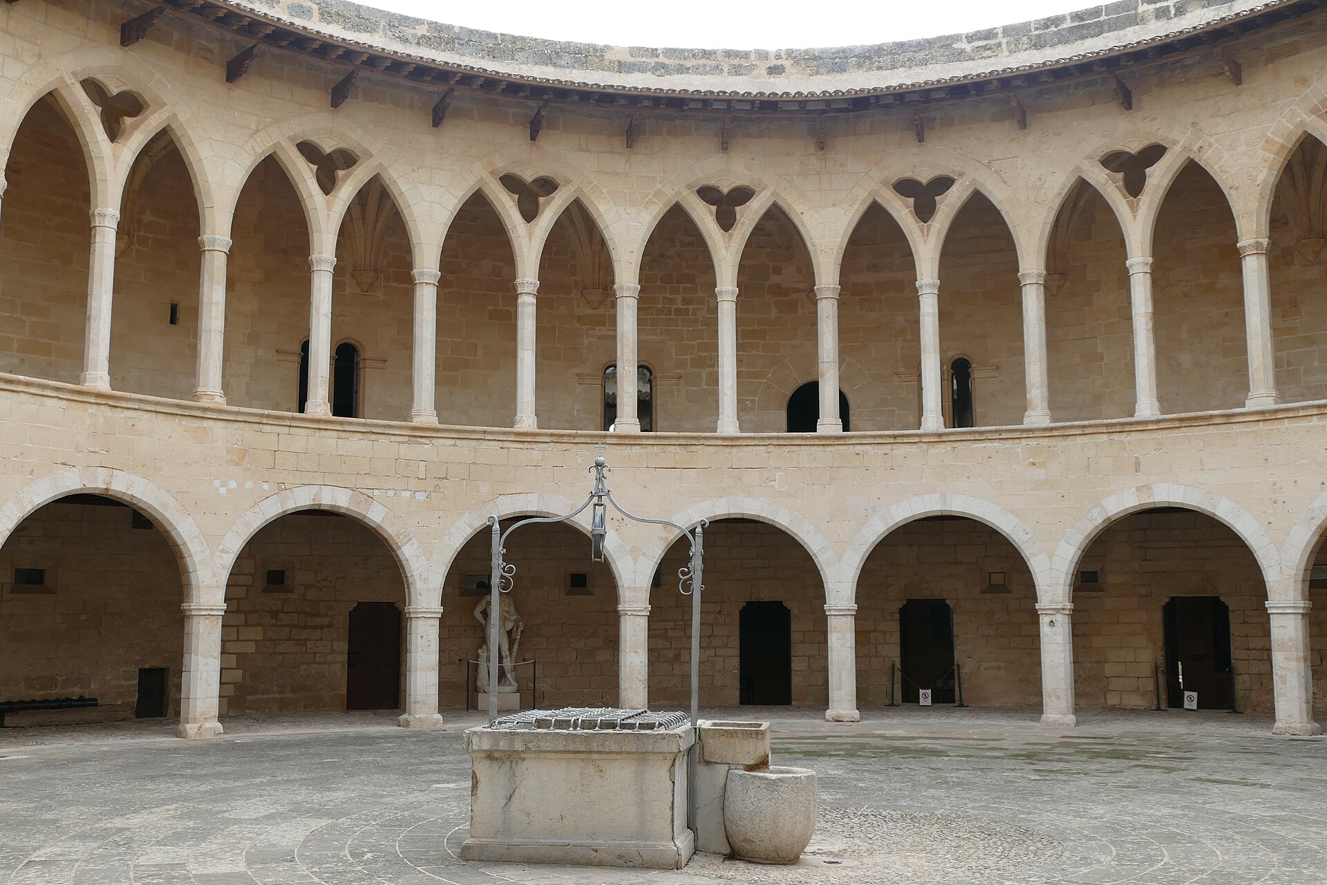 Stenen put midden op de ronde binnenplaats van Castell de Bellver