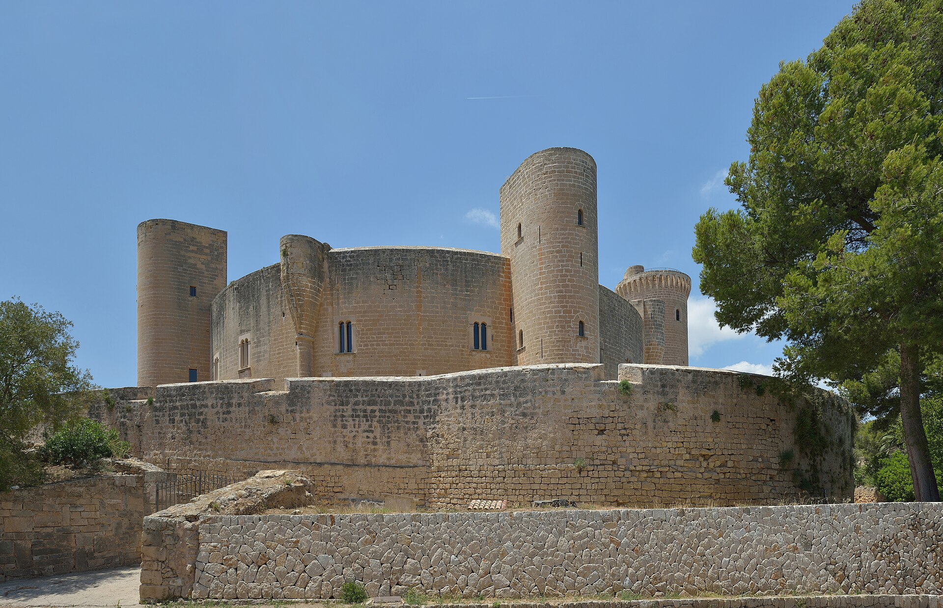 Het ronde Castell de Bellver boven Palma met drie halfronde torens tegen de muur en de losstaande donjon rechts