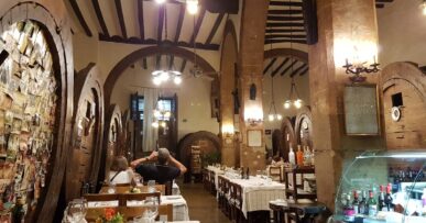 De verdwijnende cellers van Mallorca: het pand is beschermd, de zaak niet 13 Het interieur van het oude Celler Can Amer in Inca met reusachtige houten wijnvaten langs de muren, stenen bogen, een balkenplafond en gedekte tafels