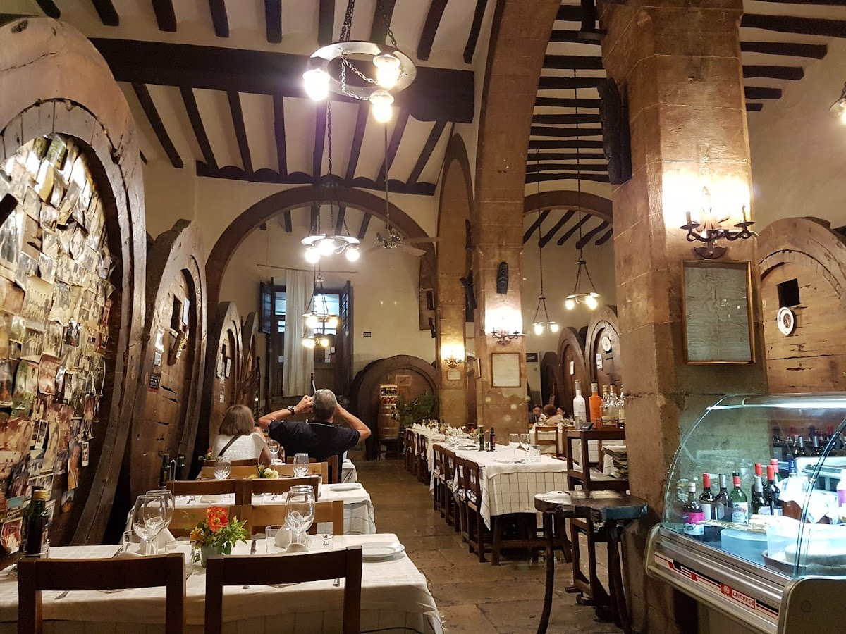 De verdwijnende cellers van Mallorca: het pand is beschermd, de zaak niet 1 Het interieur van het oude Celler Can Amer in Inca met reusachtige houten wijnvaten langs de muur onder stenen bogen
