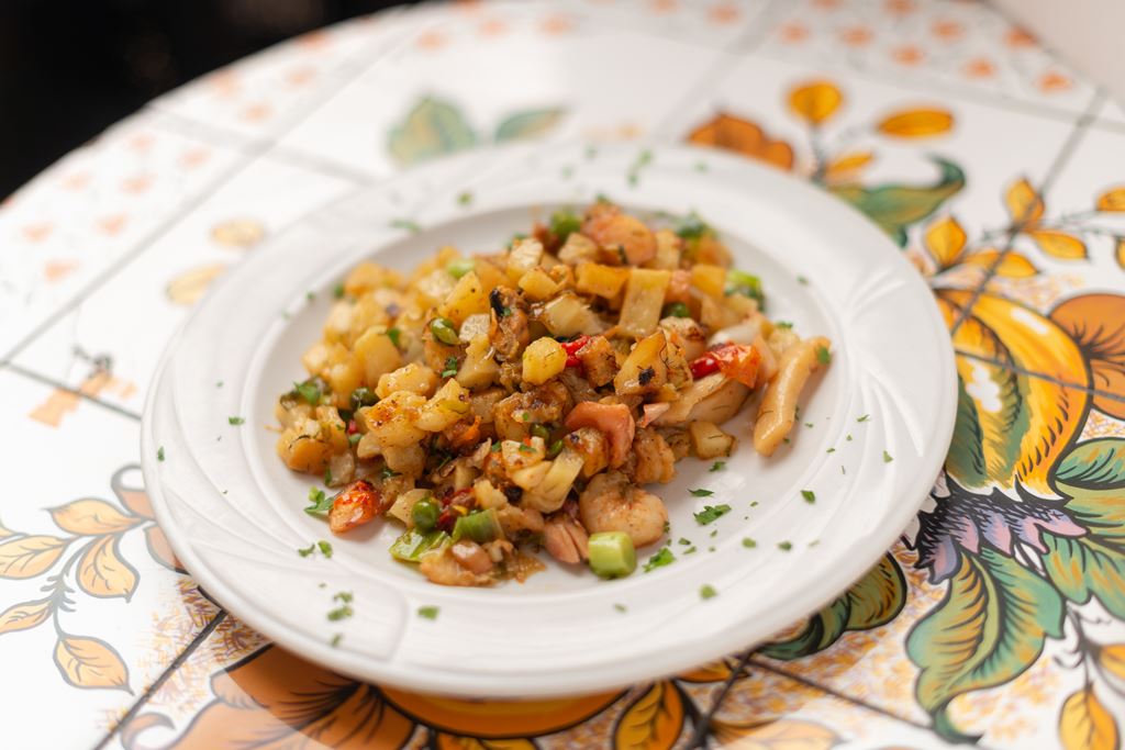 De verdwijnende cellers van Mallorca: het pand is beschermd, de zaak niet 8 Bord met gebakken aardappel, paprika en zeevruchten in de stijl van het Mallorcaanse frit