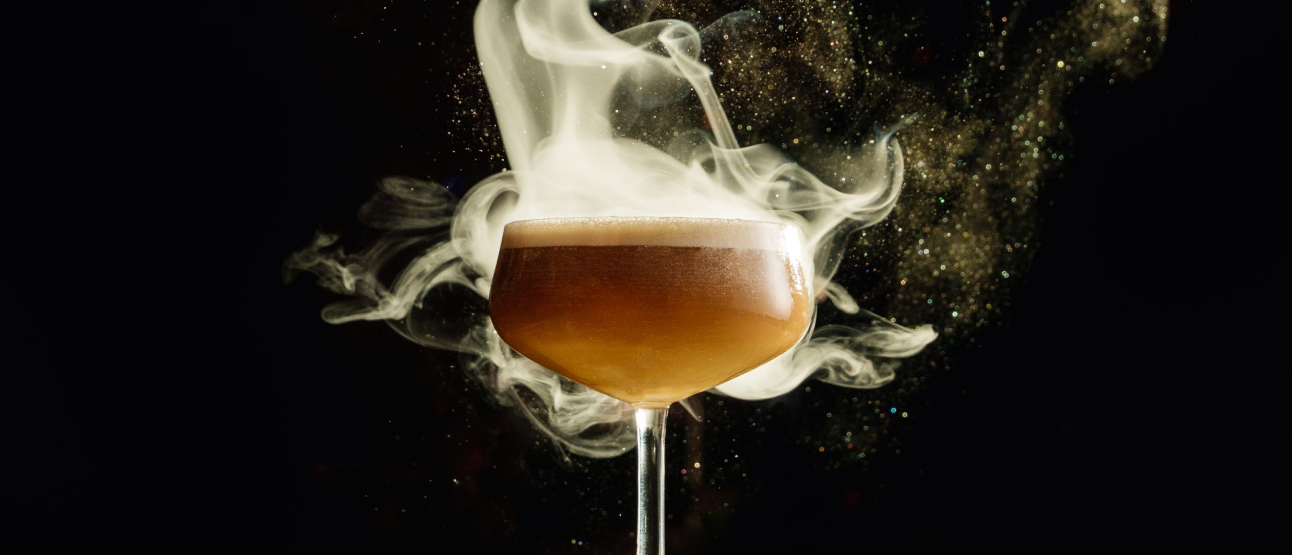 Een cocktail met rook in een coupeglas van de bar van Chinois Ibiza