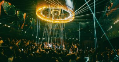 Chinois Ibiza: de clubtempel aan de jachthaven van Ibiza-stad 13 De dansvloer van Chinois Ibiza met de verlichte ring aan het plafond en lasers boven het publiek