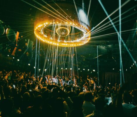De dansvloer van Chinois Ibiza met de verlichte ring aan het plafond en lasers boven het publiek