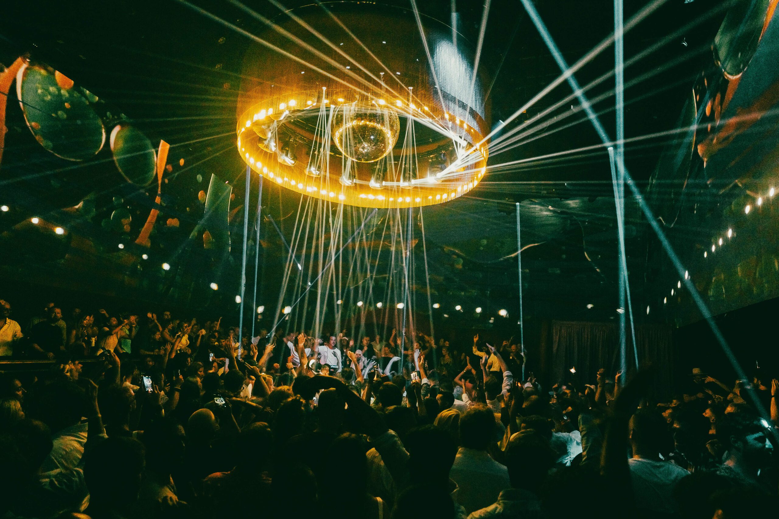 De dansvloer van Chinois Ibiza met de verlichte ring aan het plafond en lasers boven het publiek