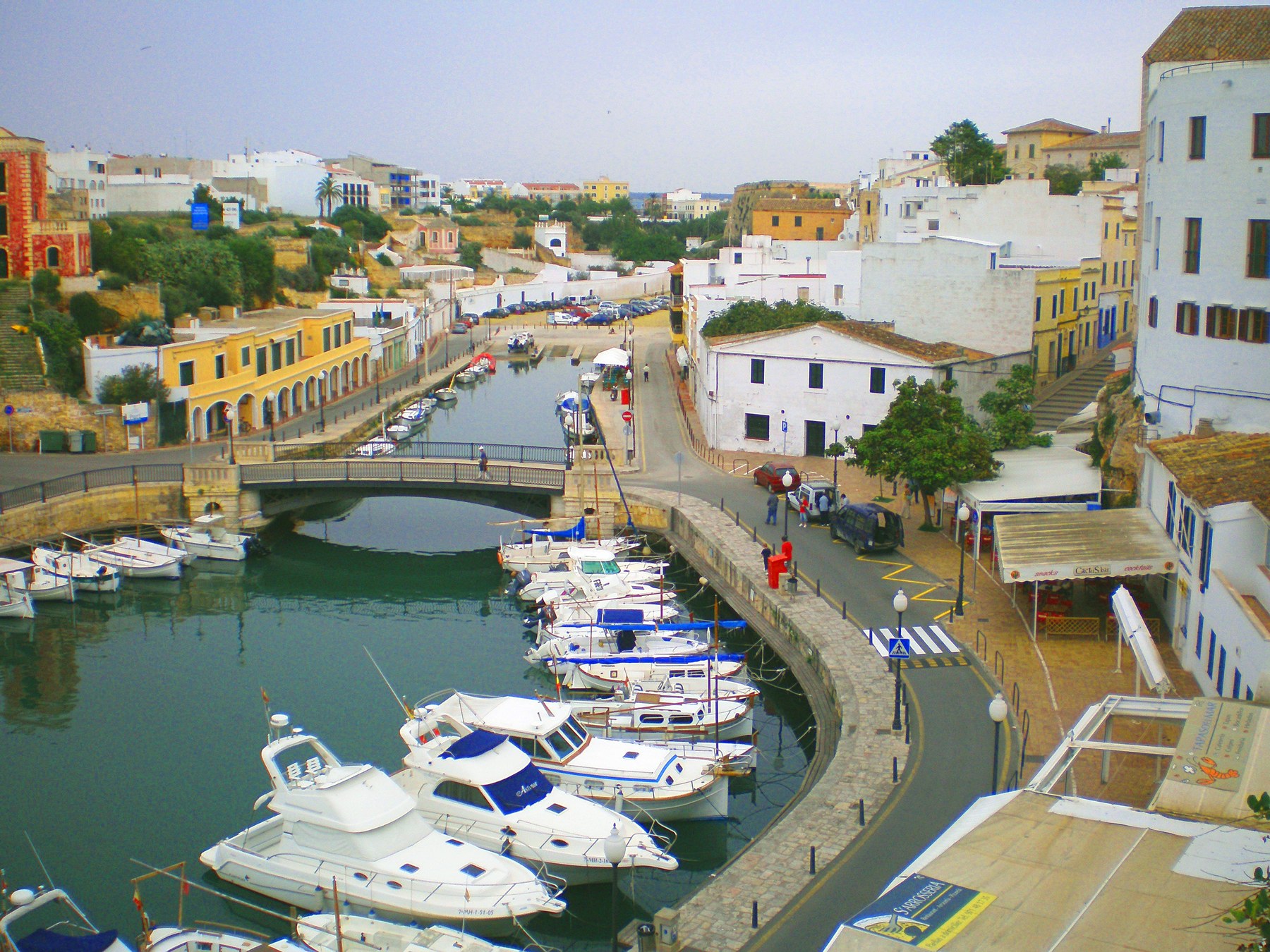 Kopas Club Menorca: drie verdiepingen dansen aan de haven van Ciutadella 5 Uitzicht over de haven van Ciutadella vanaf de uitkijk bij de Plaça des Born