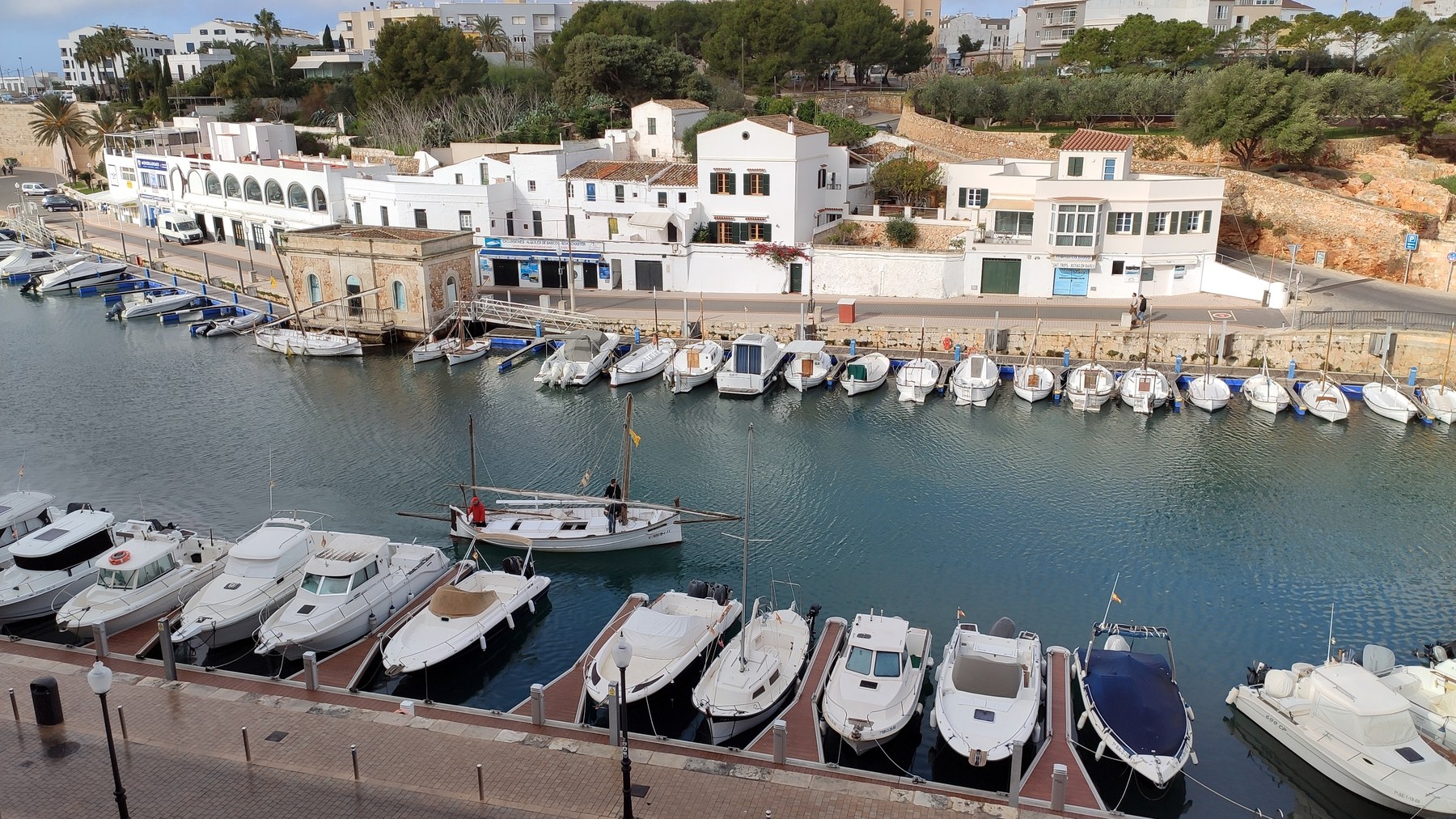 Kopas Club Menorca: drie verdiepingen dansen aan de haven van Ciutadella 6 Witte bootjes langs de kade van de haven van Ciutadella