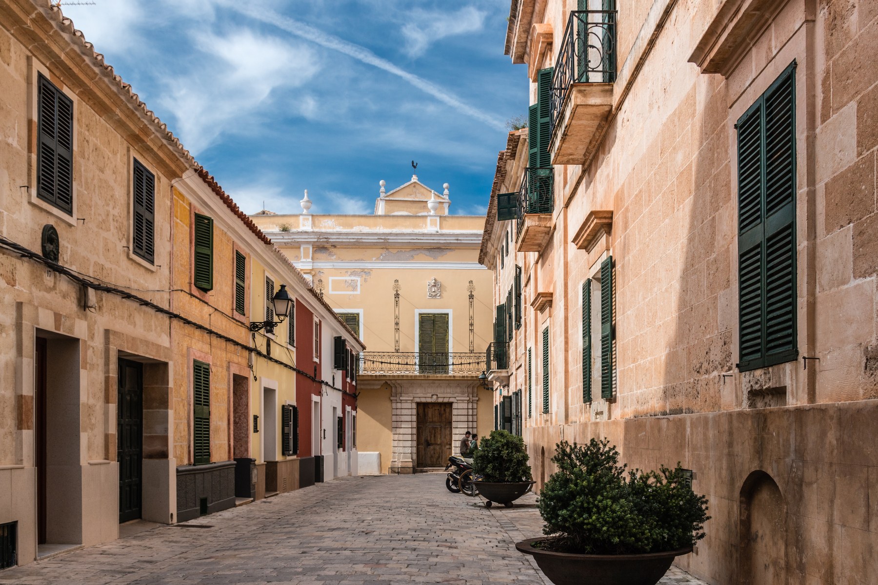 Kopas Club Menorca: drie verdiepingen dansen aan de haven van Ciutadella 3 Een stille straat met honingkleurige gevels in de oude stad van Ciutadella op Menorca