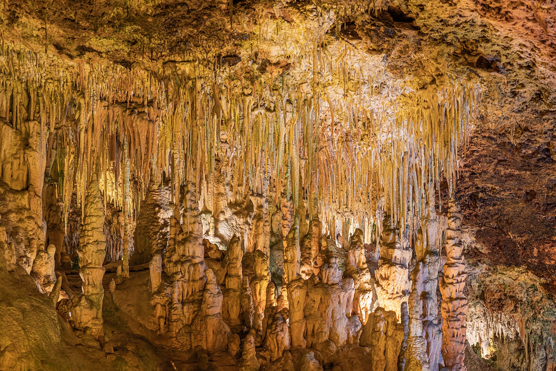 Druipsteenformaties weerspiegeld in stilstaand water in de Coves dels Hams