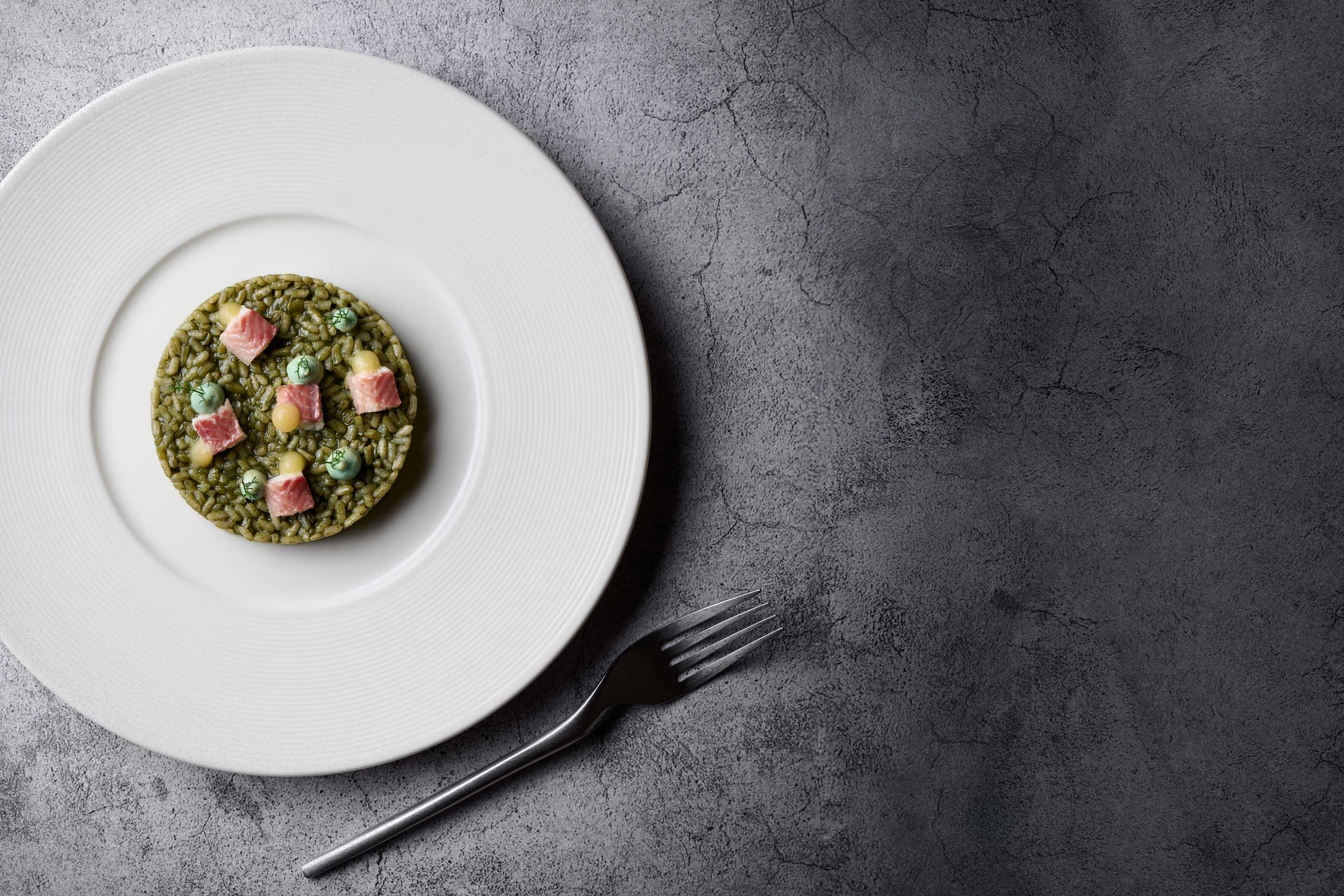 DaiCa in Llubí: dorpsrestaurant met Sol Repsol en drie kamers 3 Groene rijst met blokjes rauwe tonijn op een wit bord bij restaurant DaiCa in Llubí