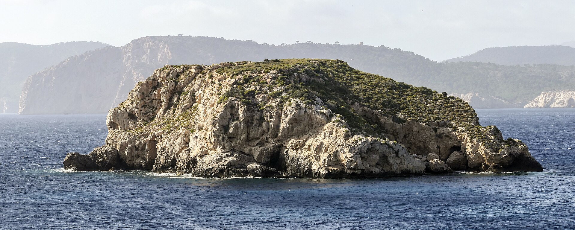Het eilandje Illa dels Conills in de groep Illes Malgrats voor de kust van Calvià op Mallorca