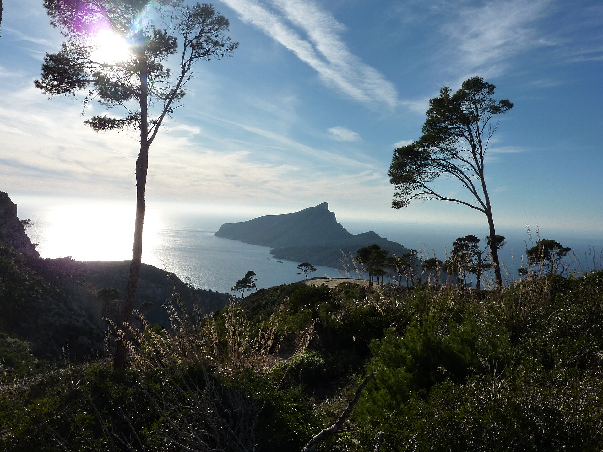 Het eiland Sa Dragonera voor de westkust van Mallorca, gezien vanaf het water in de namiddag