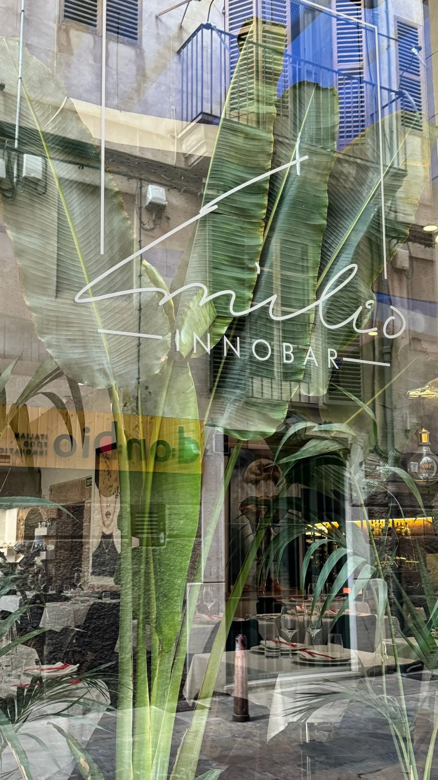 Emilio Innobar in Palma: fine fusion van Japan, Mexico en Mallorca 8 De glazen pui van Emilio Innobar aan de Carrer de la Concepció in Palma, met de naam in witte letters op het glas en planten ervoor
