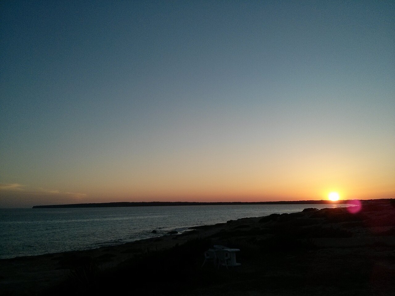 Es Arenals Formentera: het best uitgeruste deel van Migjorn 4 Zonsondergang over de zuidkust van Formentera, met de zon die achter Cap de Barbaria wegzakt