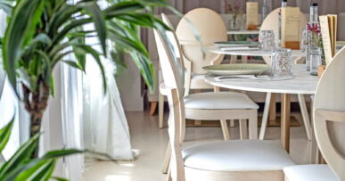 Es Marès Formentera: mediterraan eten in de hoofdstad 6 De lichte eetzaal van Es Marès op Formentera met ronde marmeren tafels, lichthouten stoelen en ijle gordijnen