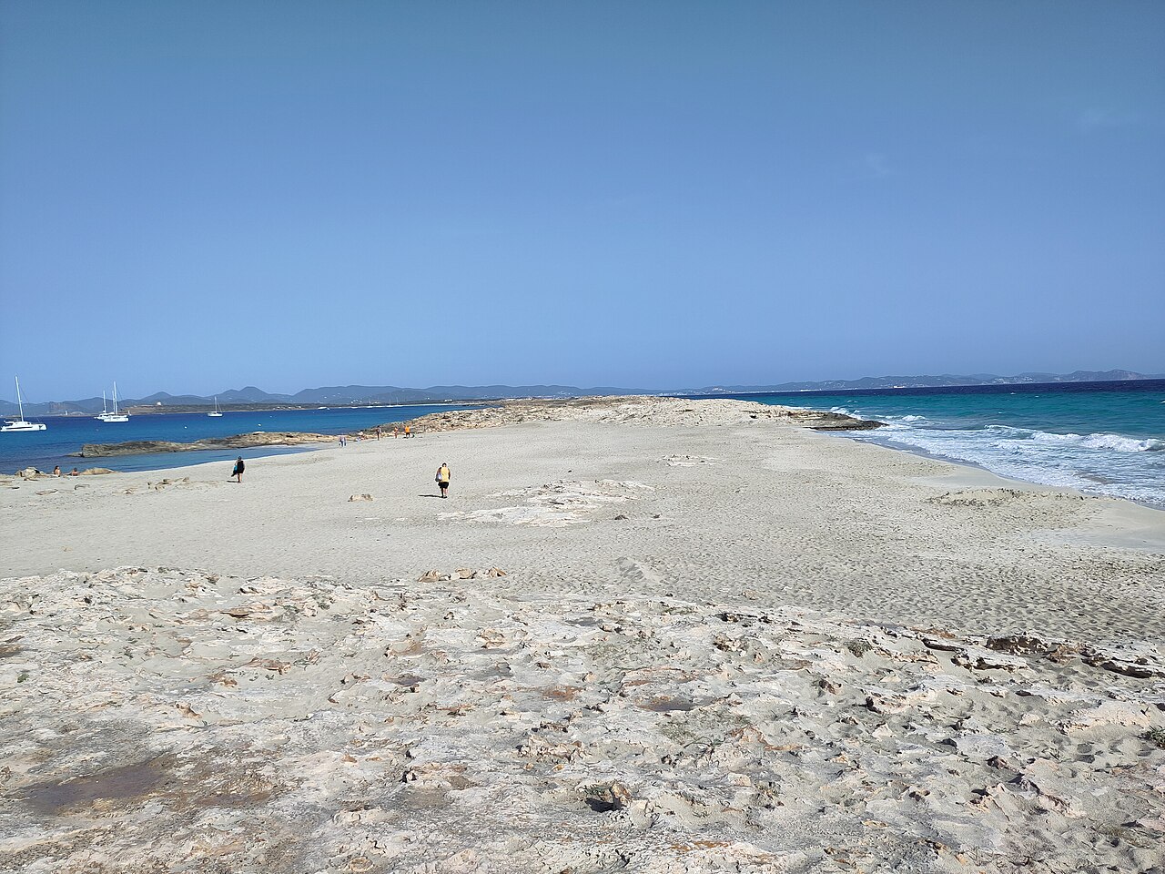 Es Trucadors Formentera: de landtong met zee aan twee kanten 3 De eerste zandtong van Es Trucadors gezien over de lengte van de landtong