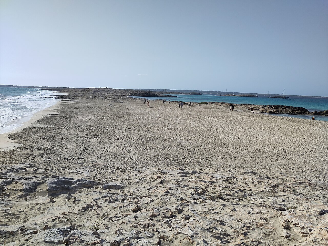 Es Trucadors Formentera: de landtong met zee aan twee kanten 2 El Primer, de eerste smalle zandtong van Es Trucadors, met wandelaars en zee aan beide zijden