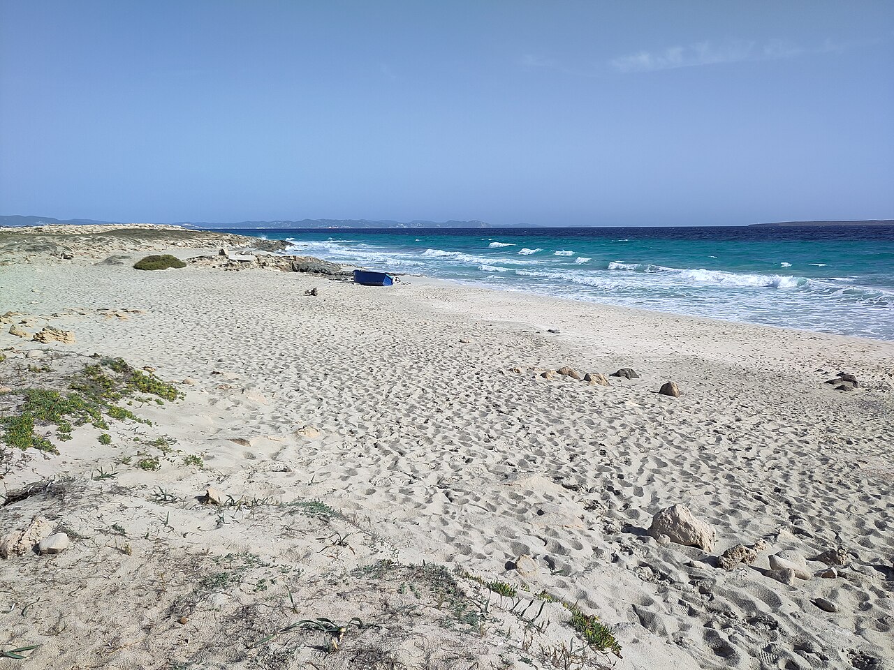 Es Trucadors Formentera: de landtong met zee aan twee kanten 4 El Tercer, de laatste en smalste zandtong van Es Trucadors, met branding op de oostkant