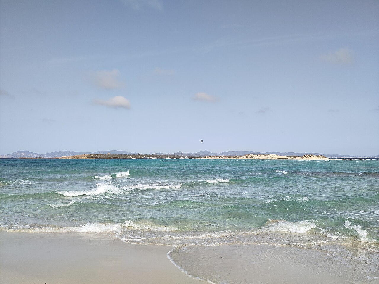 Es Trucadors Formentera: de landtong met zee aan twee kanten 6 Het zeegat Es Pas tussen Es Trucadors en Espalmador, met golfslag en een kitesurfer