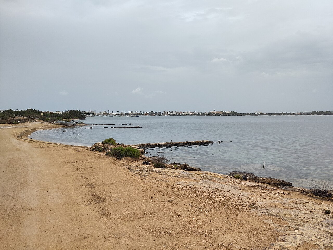 Estany des Peix Formentera: de lagune naast de haven van La Savina 3 Het lage stenen steigertje mollet d'en Gerra dat het vlakke water van de Estany des Peix in steekt