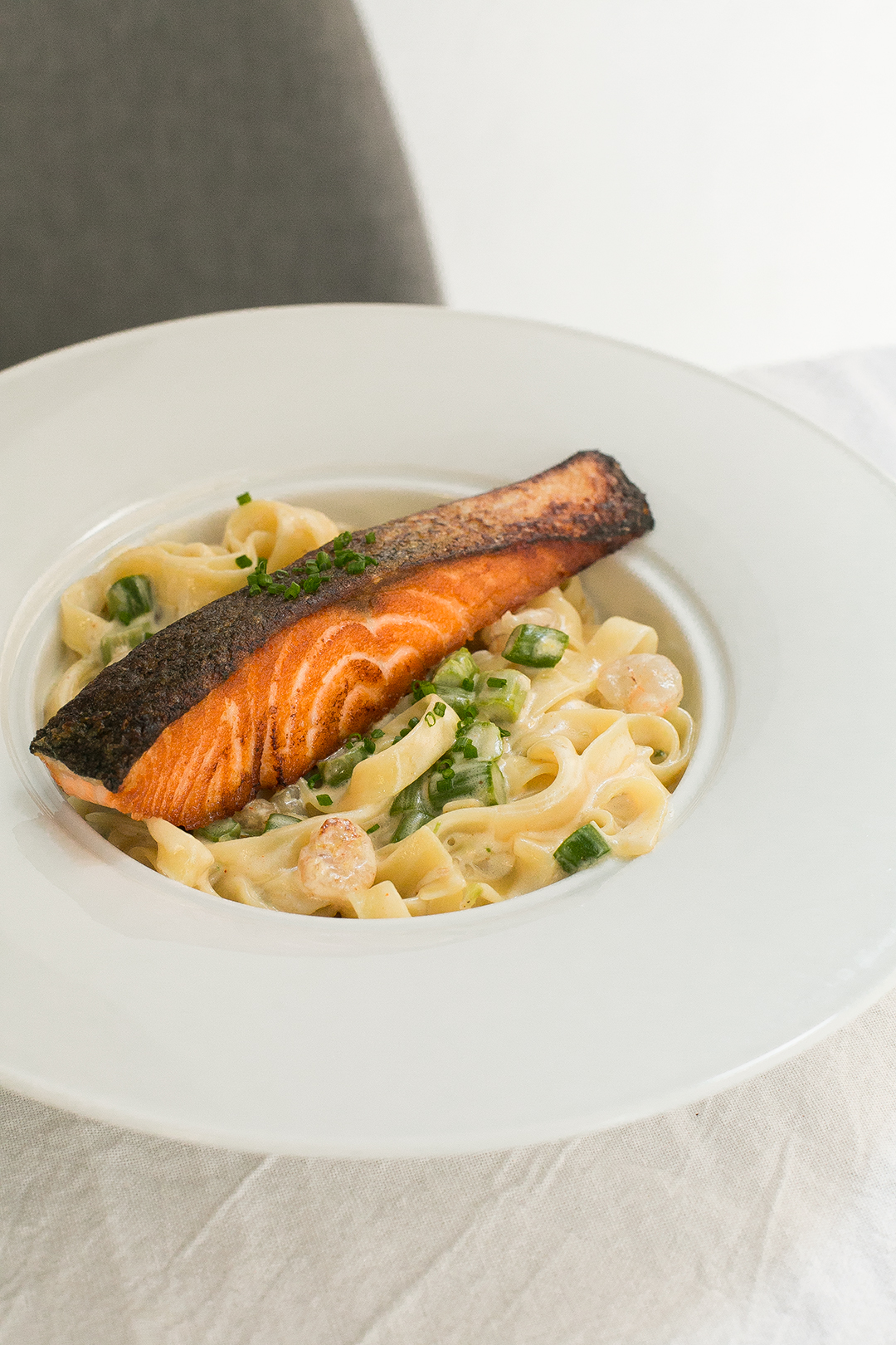 Fervor Palma: eten in een oude kantine uit 1890 3 Bord met gebakken zalm op tagliatelle met garnalen en groene asperges bij restaurant Fervor in Palma