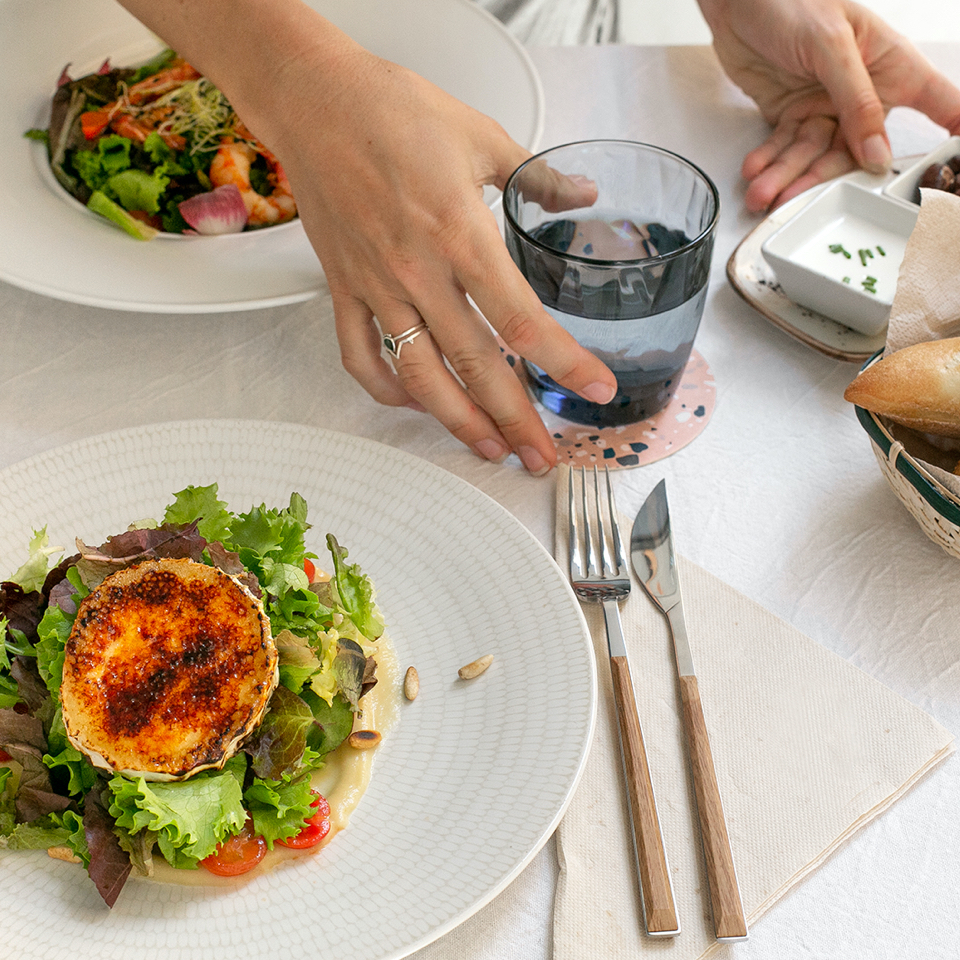 Fervor Palma: eten in een oude kantine uit 1890 5 Tafel bij Fervor in Palma met een salade met gegratineerde kaas, een glas water en brood