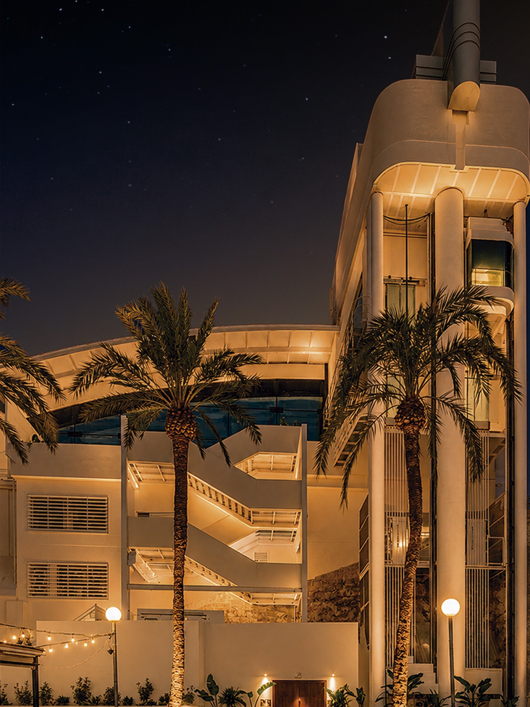 Fitz Palma de Mallorca: de nieuwe club in het pand van Tito's 3 Het verlichte clubgebouw van Fitz aan de Paseo Marítimo in Palma bij avond