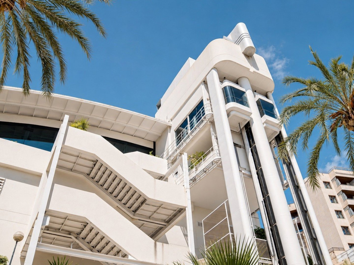 Fitz Palma de Mallorca: de nieuwe club in het pand van Tito's 4 De glazen liftkokers en buitentrappen van het Fitz-gebouw in Palma van onderaf gezien