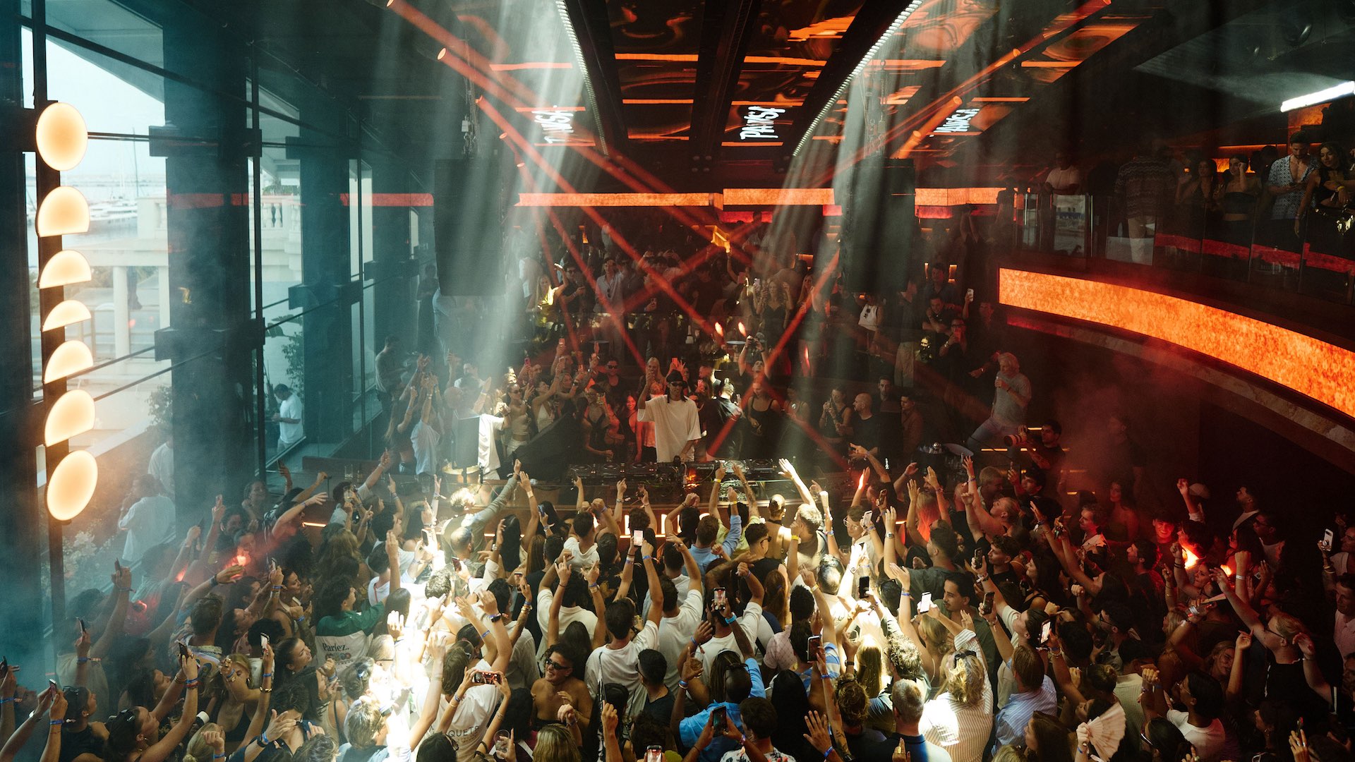 Fitz Palma de Mallorca: de nieuwe club in het pand van Tito's 5 De zaal van Fitz Mallorca van bovenaf, met de dj-booth en de lichtshow boven de dansvloer