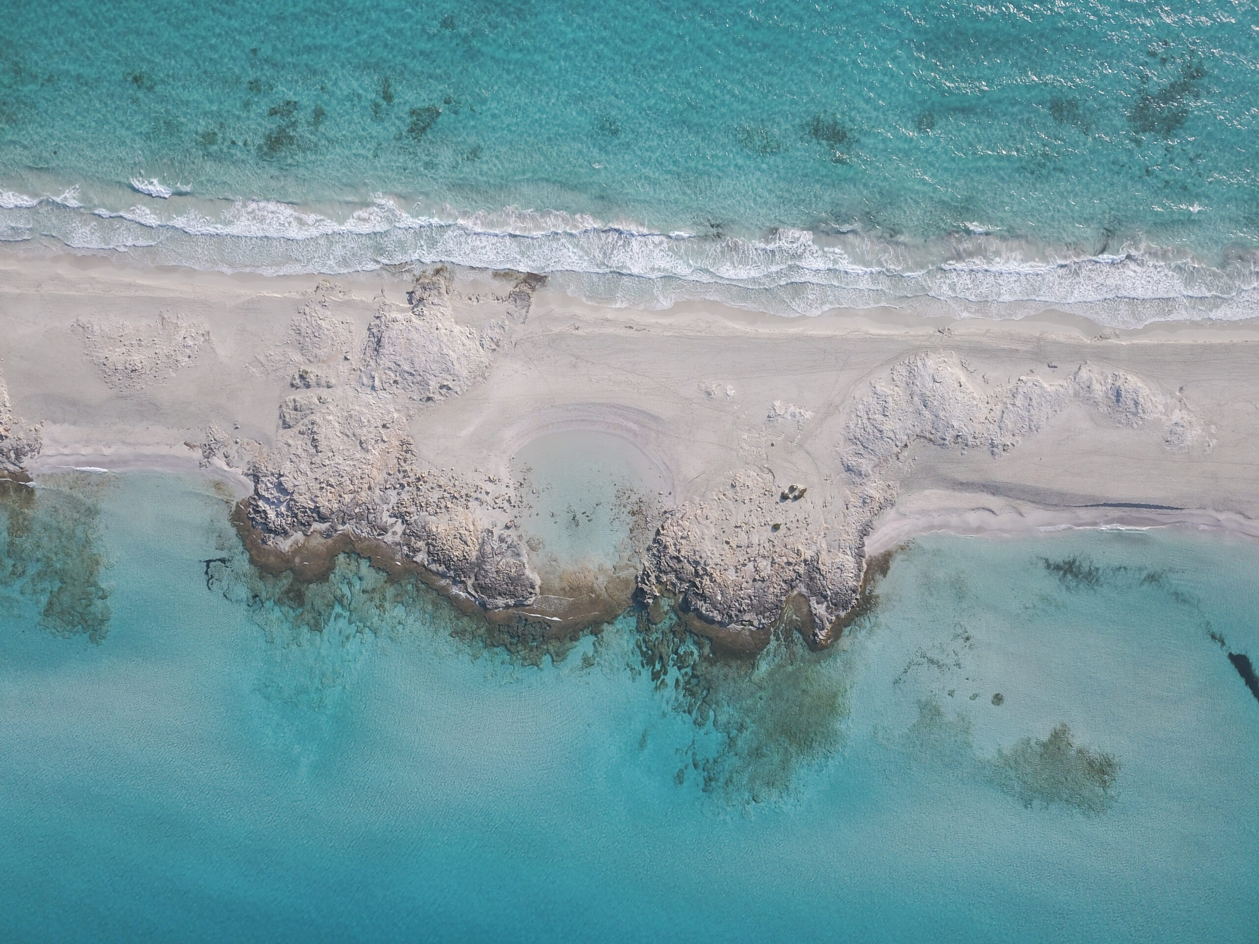 De smalle landtong Es Pas des Trucadors op Formentera in februari, met de zee aan beide kanten