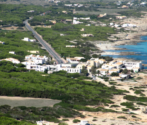 Het turquoise water en de vissershuisjes van Es Caló de Sant Agustí op Formentera in oktober