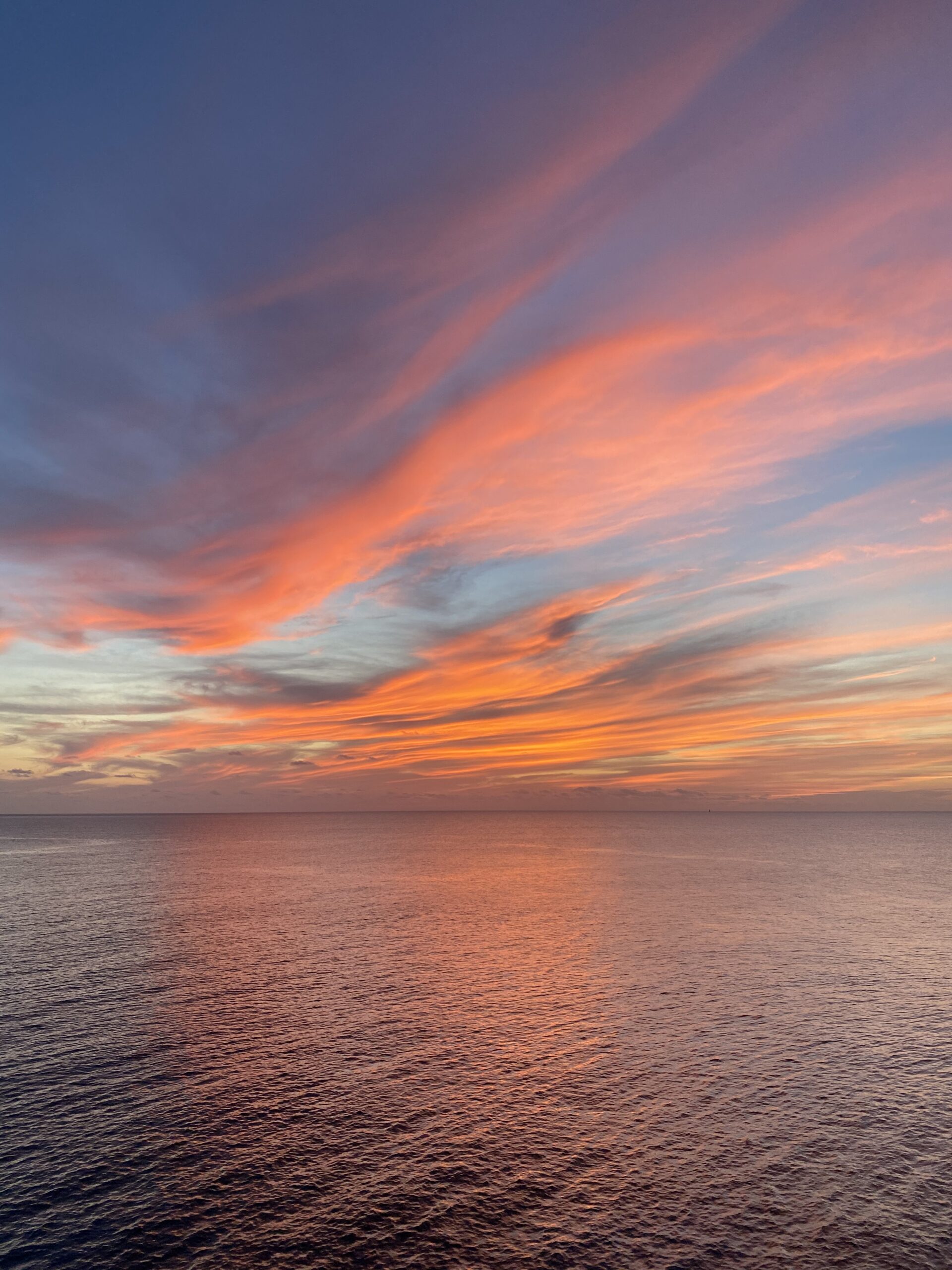 Oranje zonsondergang boven de zee vanaf de kust van Formentera in oktober