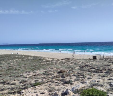 Het ondiepe, kalme water van Platja de Llevant op de duinstrook Es Trucadors op Formentera