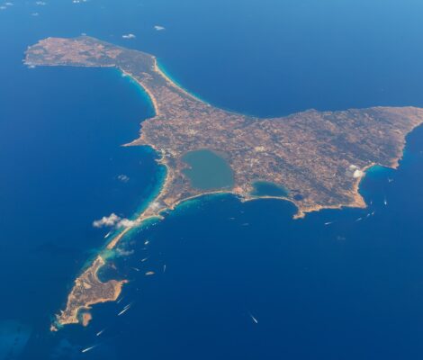 Heel Formentera vanuit de lucht, met Espalmador en de zandtong van Es Trucadors in het noorden, het binnenmeer Estany Pudent en het plateau van La Mola in het oosten