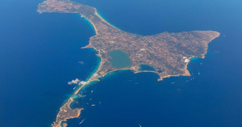 Heel Formentera vanuit de lucht, met Espalmador en de zandtong van Es Trucadors in het noorden, het binnenmeer Estany Pudent en het plateau van La Mola in het oosten