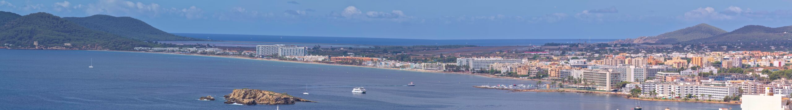 Panorama vanaf het Baluard de Sant Bernat in Dalt Vila over Platja d en Bossa, ses Salines en het vliegveld van Ibiza