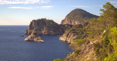 Ibiza in augustus: het warmste zeewater en de echte piek 6 De rotsboog Sa Forada en de Illeta de Cala Salada op Ibiza in het avondlicht van augustus