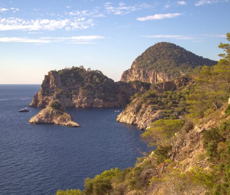 De rotsboog Sa Forada en de Illeta de Cala Salada op Ibiza in het avondlicht van augustus
