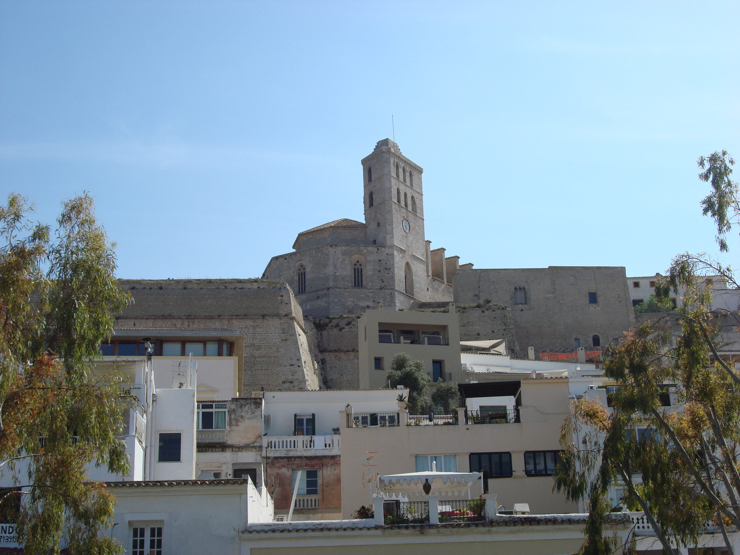 Ibiza in mei 2027: het seizoen opent en het water wordt zwembaar 2 De kathedraal en de vestingmuren van Dalt Vila boven de witte huizen van Ibiza-stad in mei