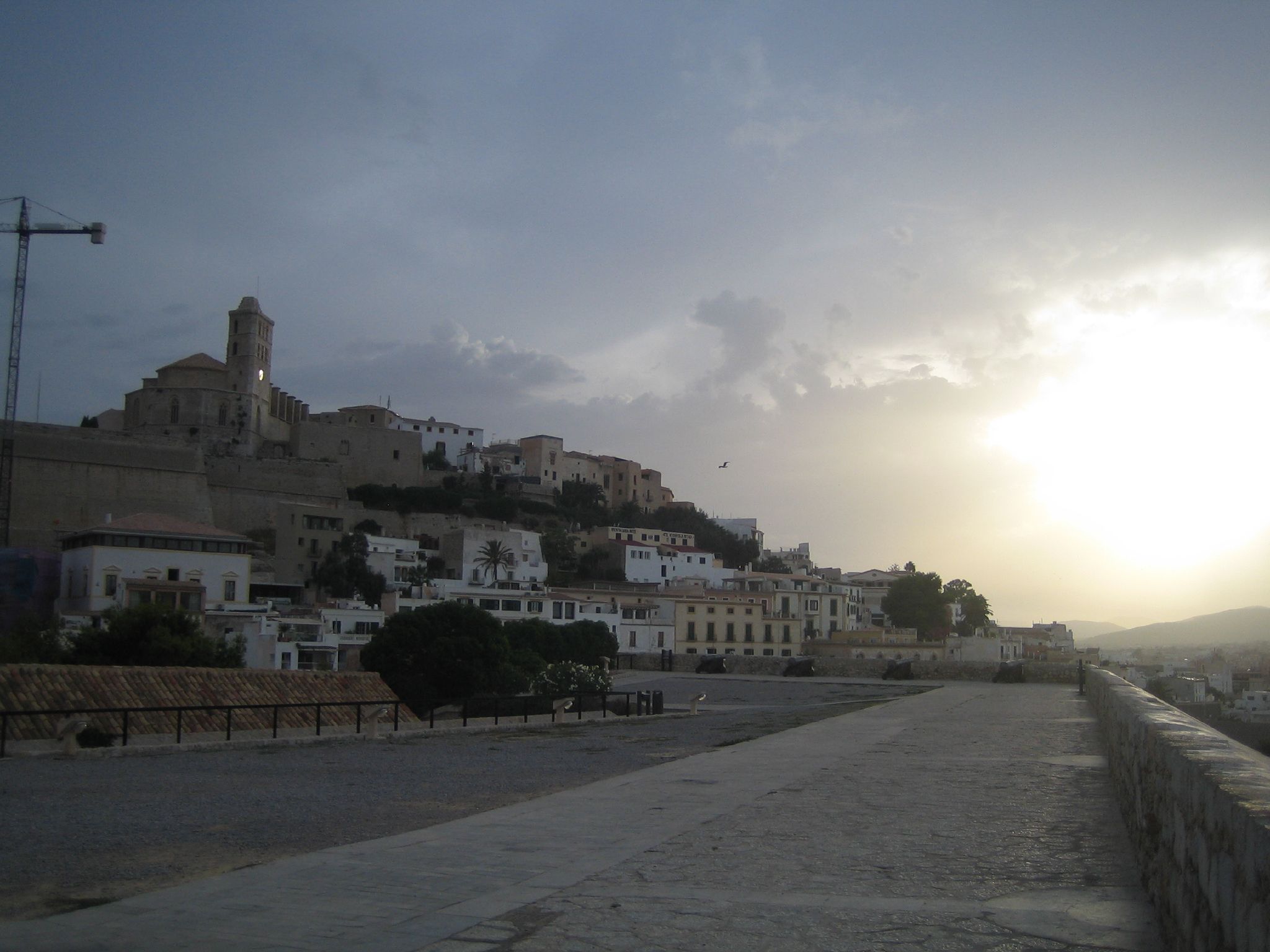 Ibiza in september: het warmste zeewater en minder drukte 1 Uitzicht vanaf de stadsmuur van Dalt Vila op de kathedraal en de witte huizen van Ibiza-stad in de avond