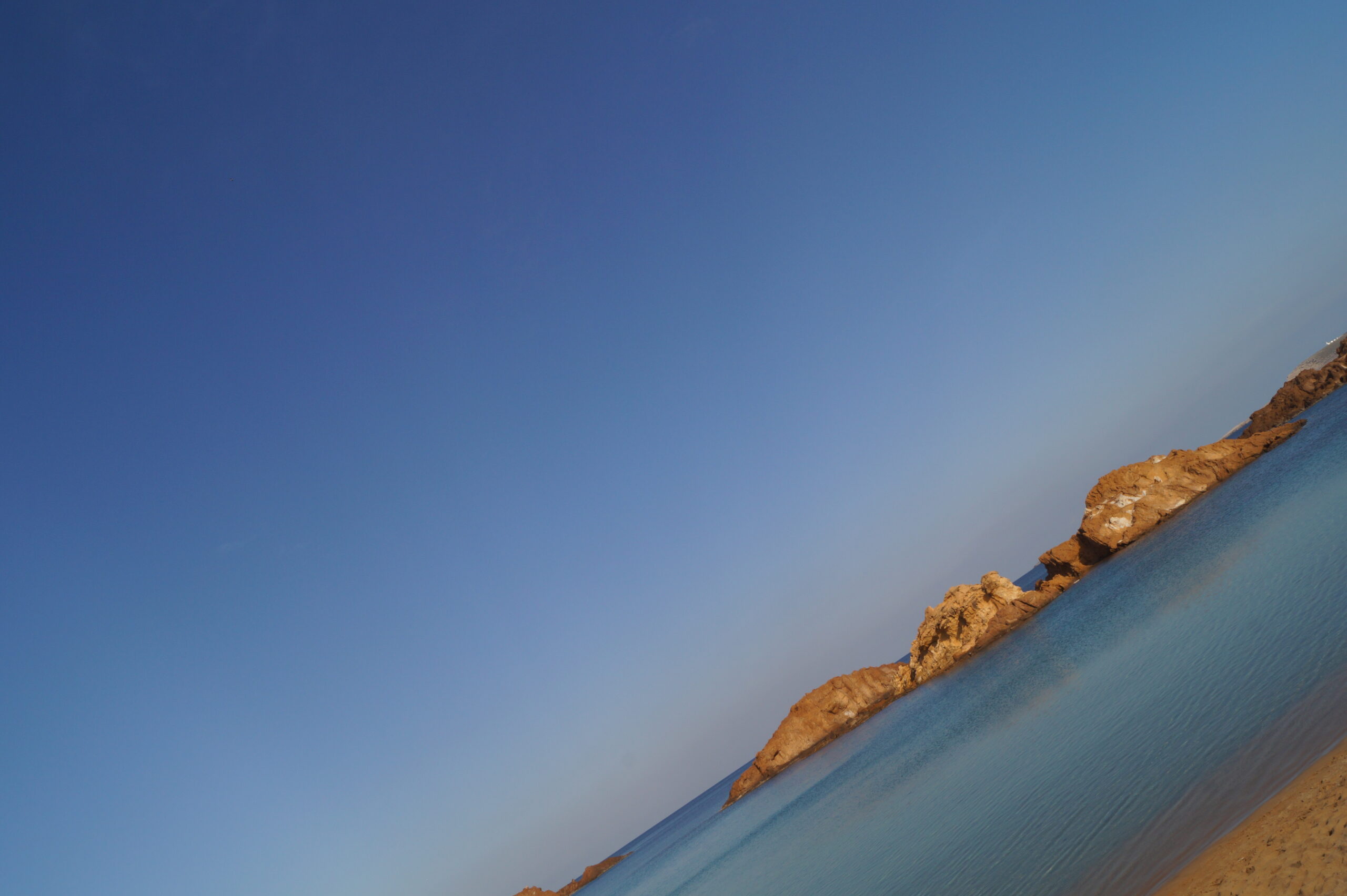 Kwallen op Menorca: soorten, vlag en eerste hulp 1 De rode rotsen en het ondiepe water van Cala Pregonda aan de noordkust van Menorca
